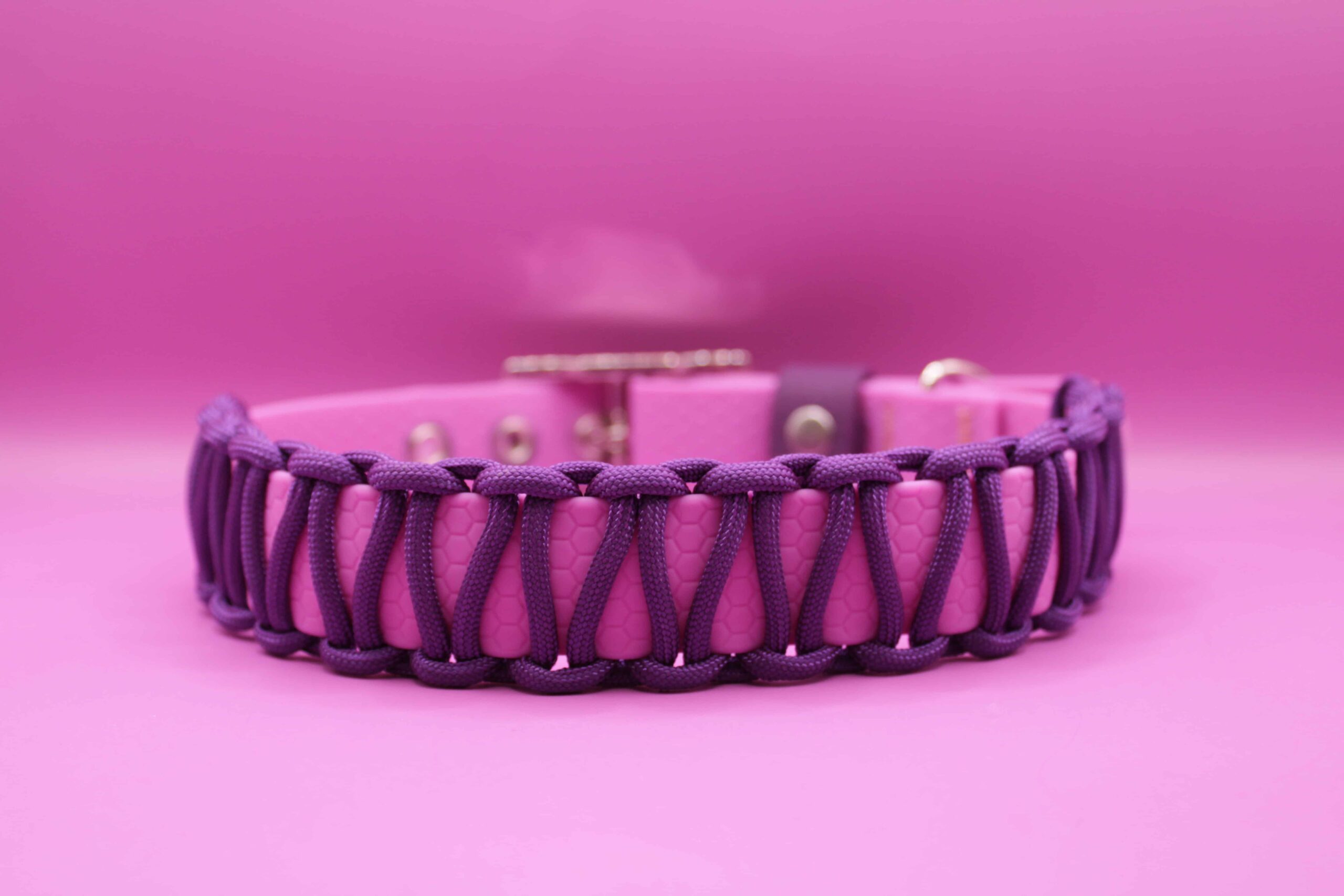Wodoodporna obroża na sprzączkę z przeplataniem paracord - obrazek 2